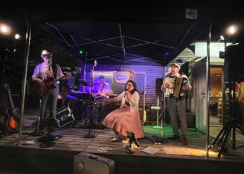 Live Review! Nostalgie – Pop mit ELA und den Herzensbrechern bei „Talaue rockt“