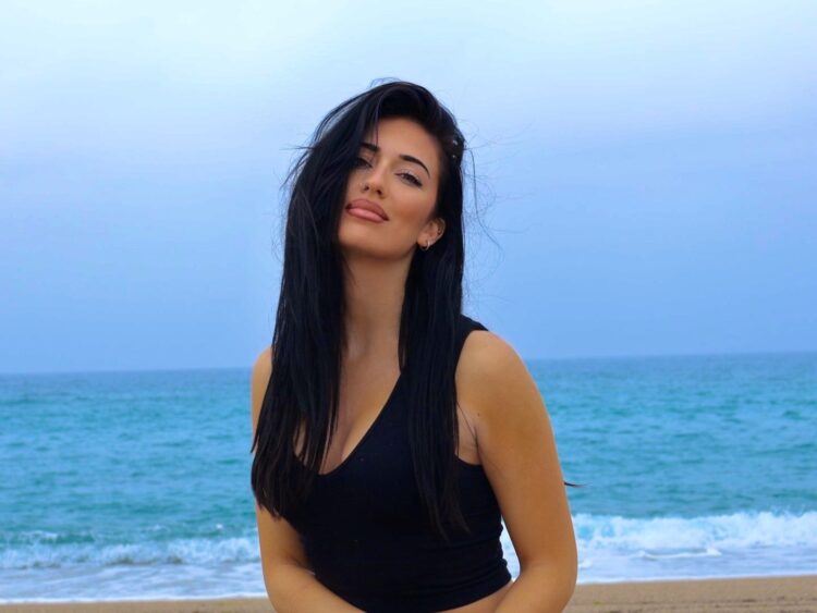 Vicky Lampidi: Läutet mit „Blue Sea Bahama“ den Sommer ein