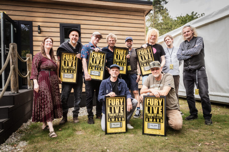 Fury In The Slaughterhouse bekommen Award für über 100.000 verkaufte Tickets