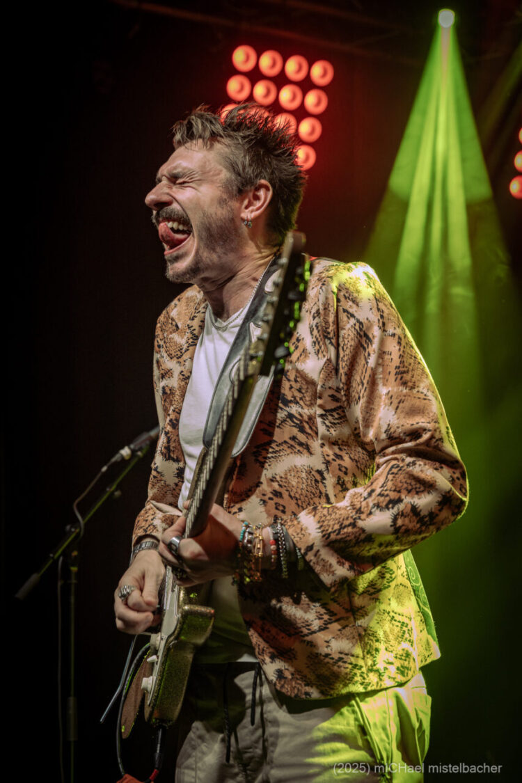 KRISSY MATTHEWS‘ GUITARMANIA