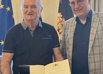 Erich Schmeckenbecher erhält Staufermedaille