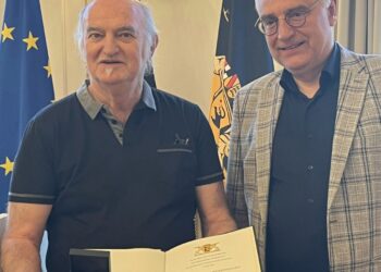 Erich Schmeckenbecher erhält Staufermedaille