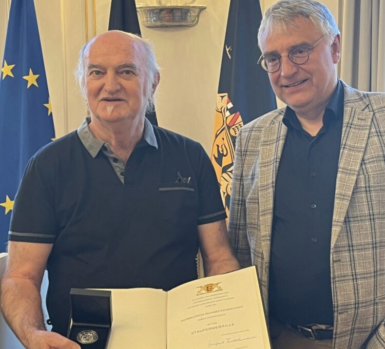 Erich Schmeckenbecher erhält Staufermedaille