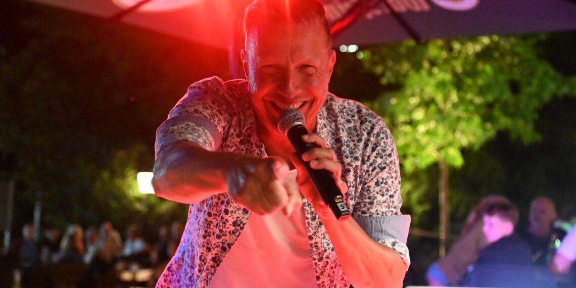 Jörg Augenstein feiert dreifach: den Sommer, den Fussball und viele Charterfolge!