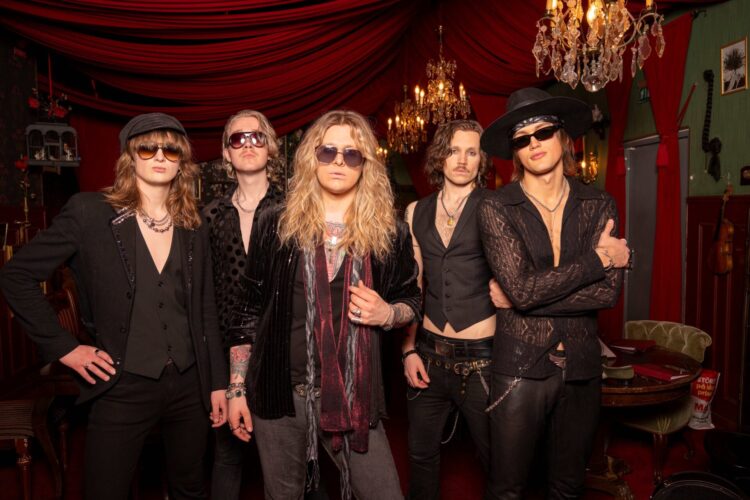 VELVETEEN QUEEN veröffentlichen neue Single „TALK OR WALK“